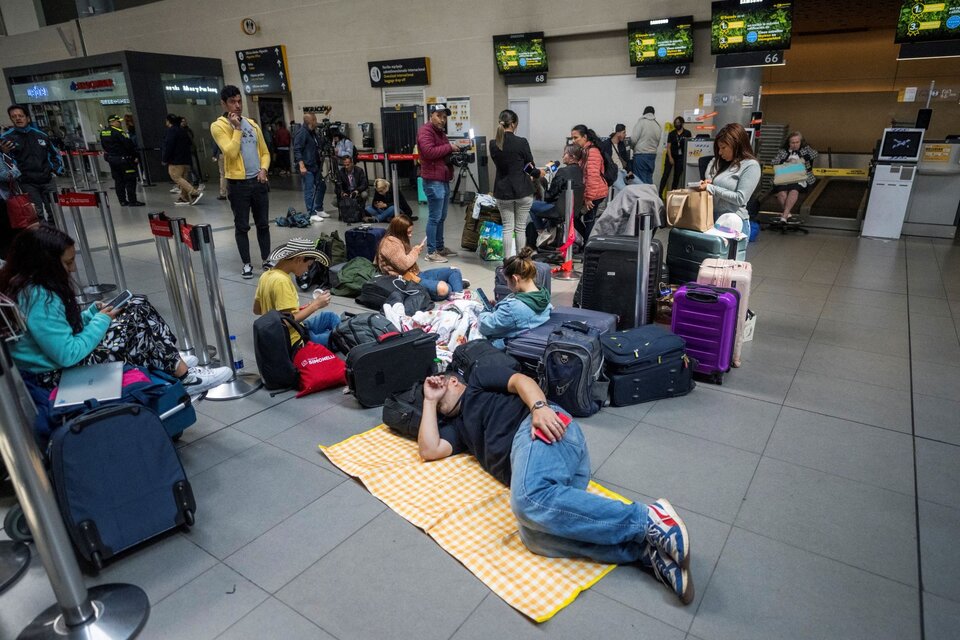 Cientos de pasajeros quedaron varados en aeropuertos de Colombia luego de que la aerolínea Viva Air suspendiera sus vuelos.  (Fuente: AFP)