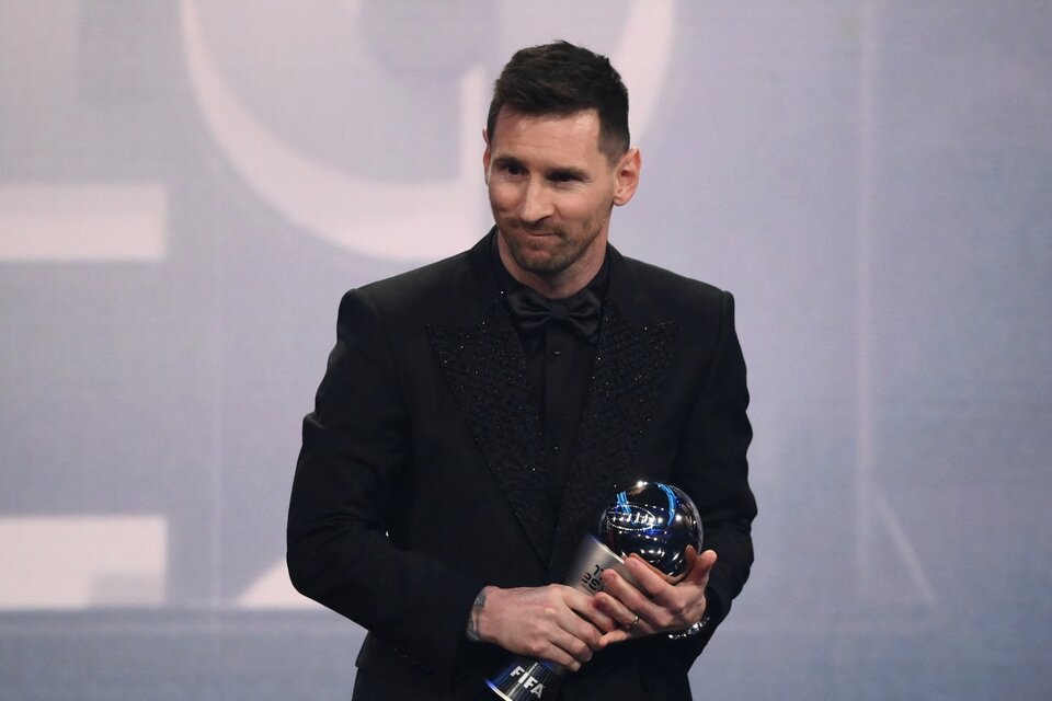 Lionel Messi, con el premio The Best en sus manos. (Fuente: AFP)