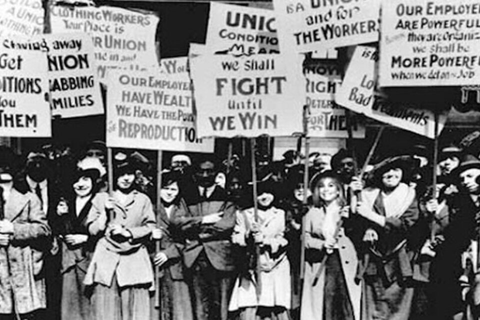 El 8 de marzo de 1910 se propuso como Día Internacional de la Mujer.