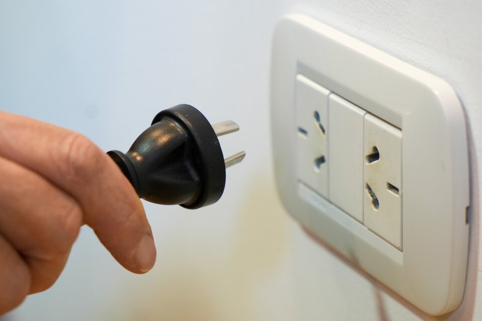 Los aires acondicionados, heladeras, microondas y lavarropas son los electrodomésticos de mayor riesgo de dañarse con las altas y bajas de tensión eléctrica. Foto: NA.