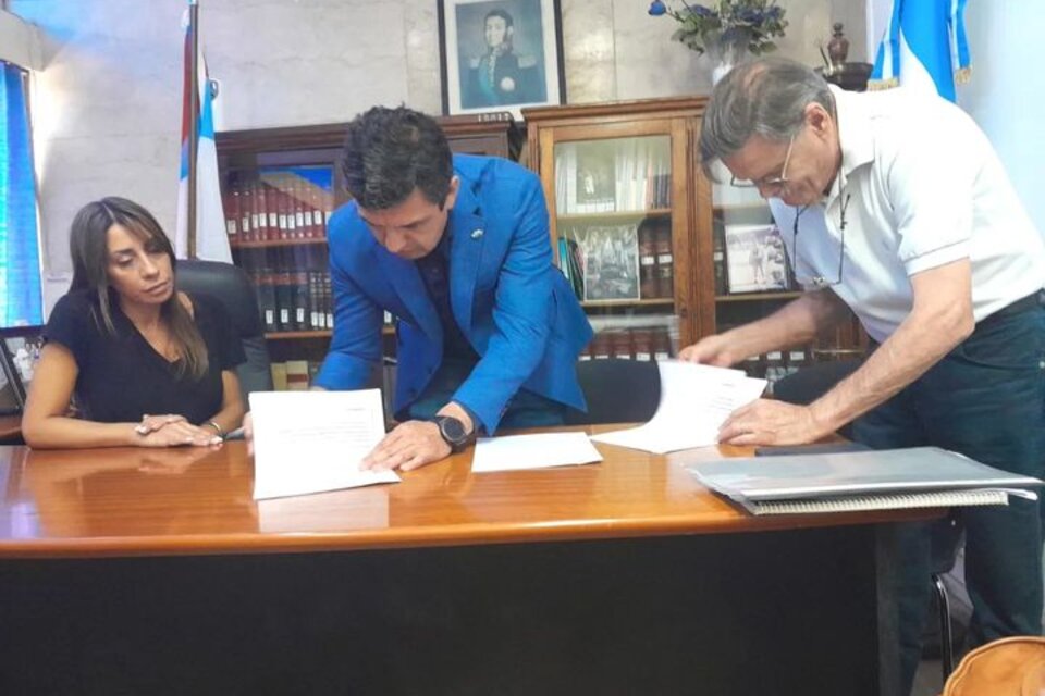 El ministro de Educación y el secretario general de AMP firman uno de los acuerdos paritarios.