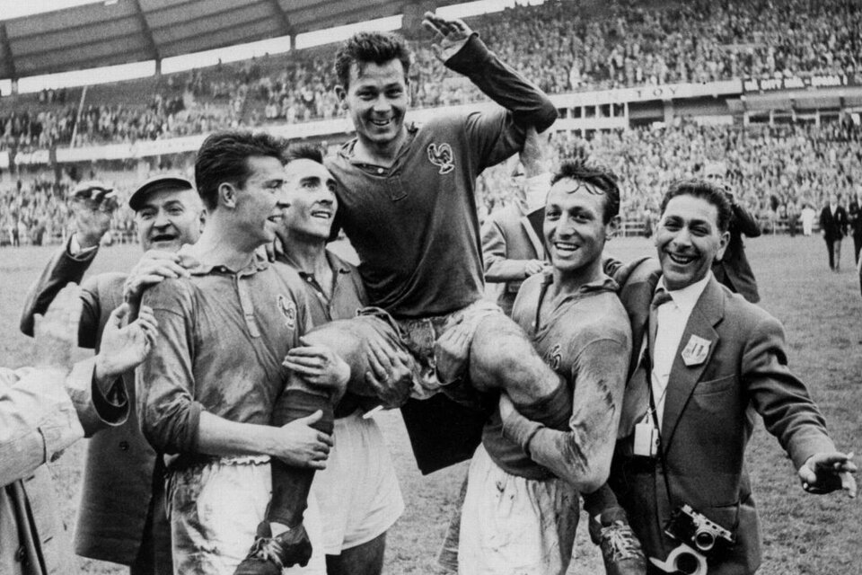 Just Fontaine, el futbolista poseedor del récord de goles anotados en un Mundial, murió a los 89 años. (Fuente: AFP)