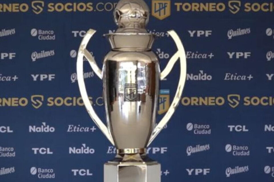 El trofeo de la Liga Profesional 2022 que levantó Boca.  