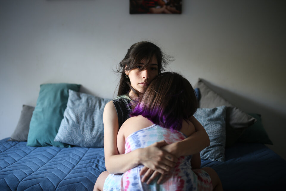 Delfina y su hija, en ese abrazo está su lugar en el mundo. (Fuente: Jose Nico)