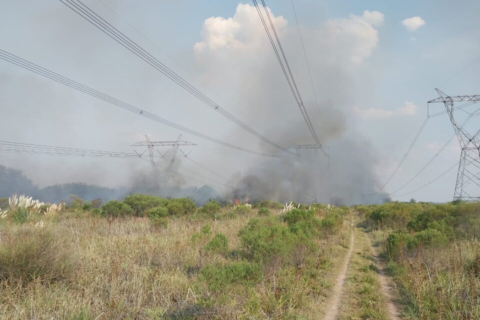 El gobierno difundió las fotos del incendio en los pastizales de General Rodríguez. 