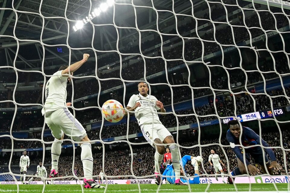 Gol en contra de Eder Militao. (Fuente: AFP)
