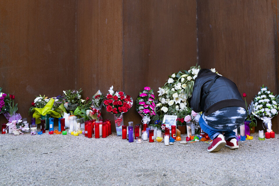 Familiares y seres queridos despidieron a la nena de 12 años con un santuario lleno de flores, velas y fotos. Imagen: EFE. 