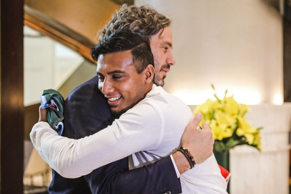 El abrazo del canciller Santiago Cafiero y Jamal Bhuyan, el capitán de Bangladesh. (Fuente: NA)