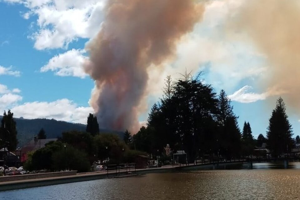 Feroz incendio en El Bolsón (Fuente: Twitter)