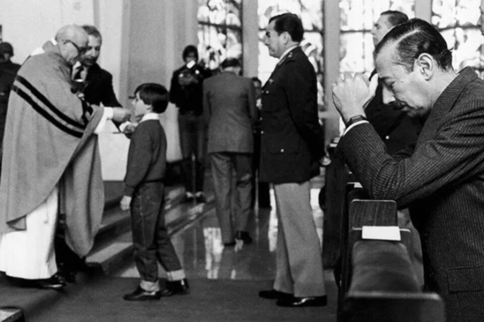 El dictador Videla en la Iglesia Stella Maris. (Fuente: Eduardo Longoni)