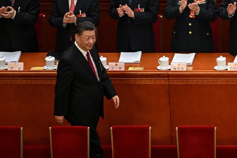 China fijó un objetivo de crecimiento prudente y aumentó su gasto militar