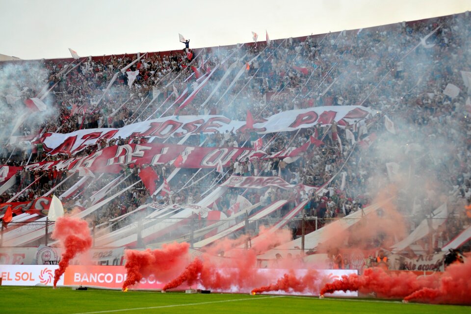 El público de Huracán colmó el estadio Tomás Ducó (Fuente: Julio Mancini)