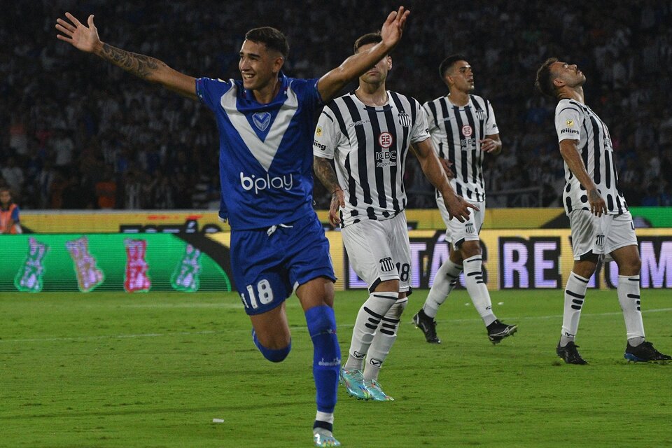 Julián Fernández festeja su gol, el segundo del ganador (Fuente: Télam)