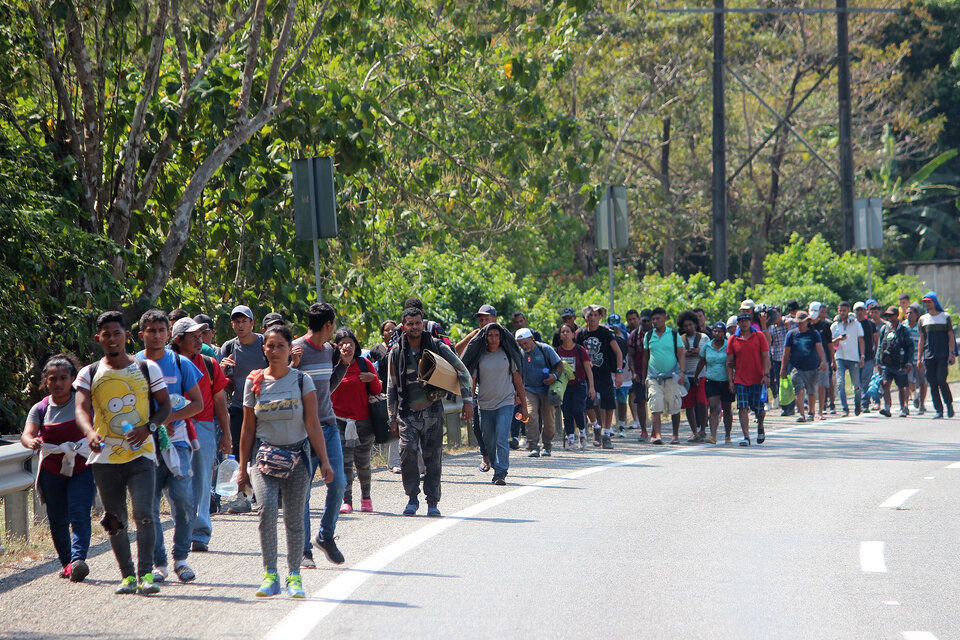 Caravana migrante sigue camino por M xico con el objetivo de