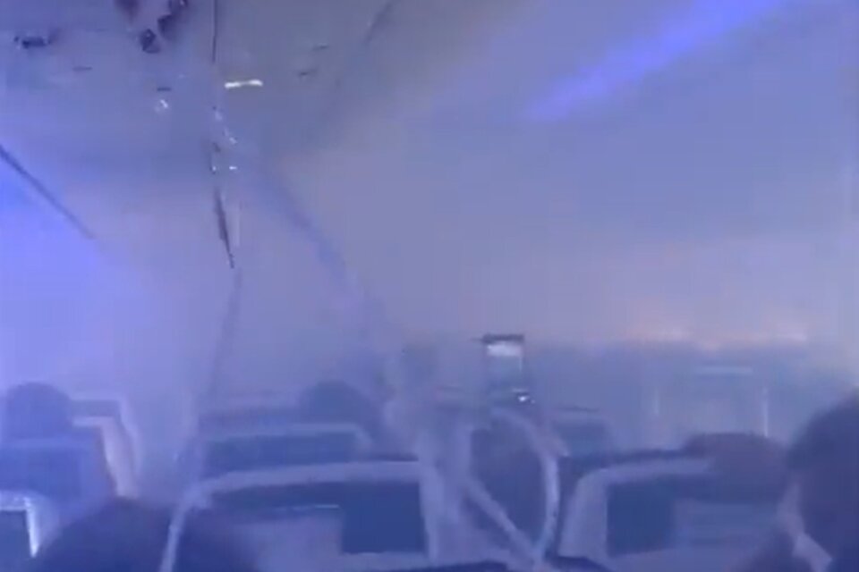 Los pasajeros del avión que aterrizó de emergencia en Cuba debieron utilizar las máscaras de oxígeno por el humo en la cabina. (Foto: captura de video)