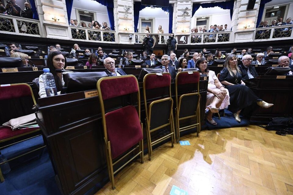 Las tres sillas pedidas por diputados de JxC quedaron vacías en el hemiciclo de la Legislatura. 