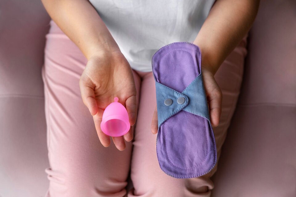 Francia reembolsará el dinero de la compra de productos de gestión menstrual en farmacia a mujeres menores de 25 años y adolescentes. (Fuente: Freepik)
