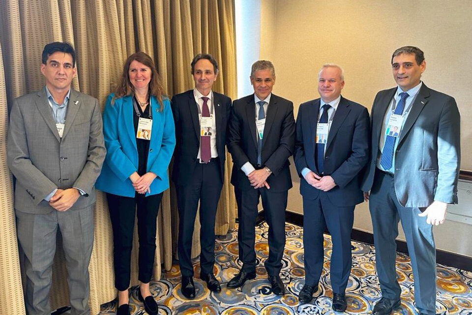 Autoridades de Equinor e YPF durante su encuentro en Houston