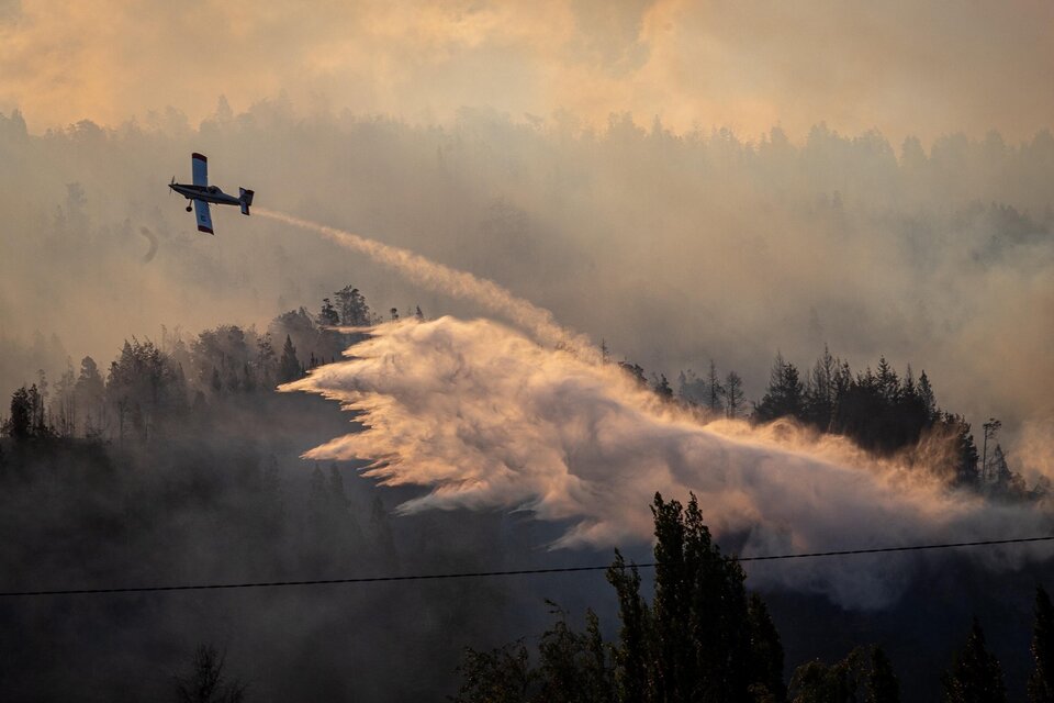 Siguen los incendios forestales en El Bolsón (Fuente: Télam)
