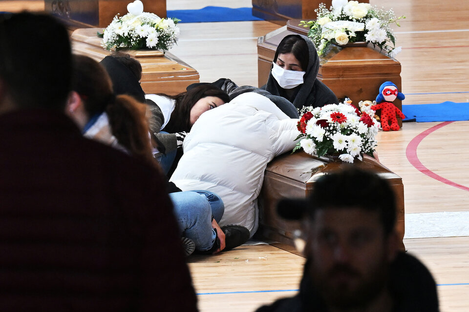 Dolor en el velorio de las víctimas del naufragio de Crotone. (Fuente: AFP)