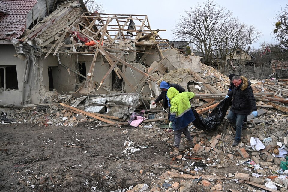 Extraen un cadaver de una casa destruida por un bombardeo rusoen el pueblo de  Velyka Vilshanytsia.