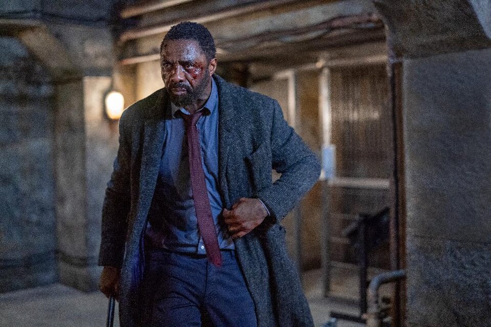 Idris Elba en plan detective oscuro. 