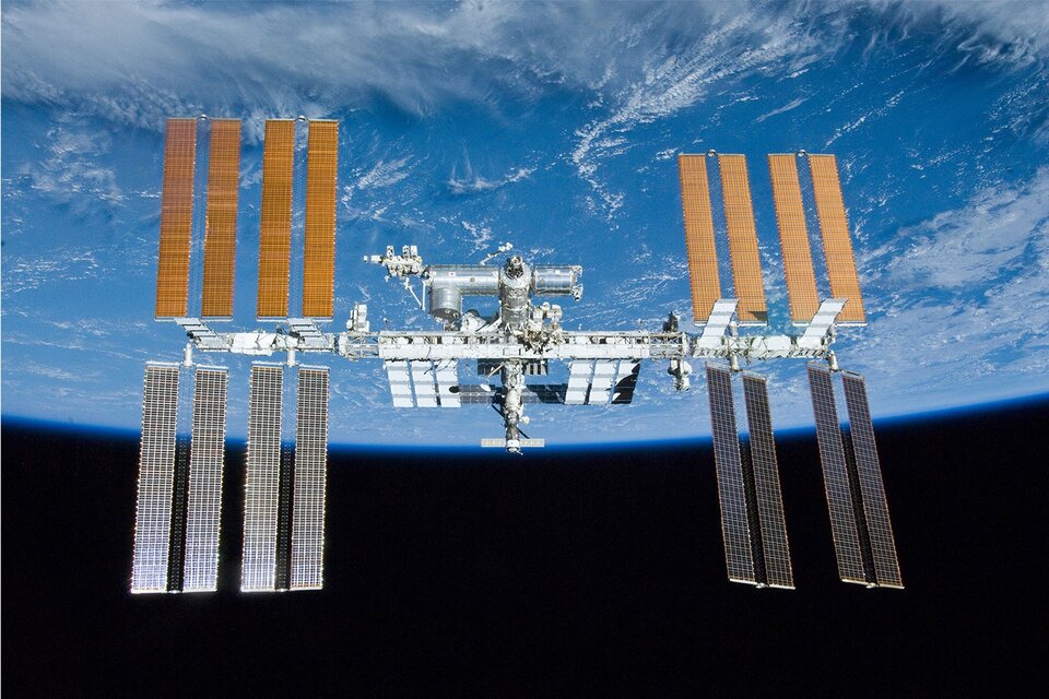 La Estación Espacial Internacional debió realizar una "maniobra de evasión predeterminada" para no chocar con el satélite (Foto: NASA).
