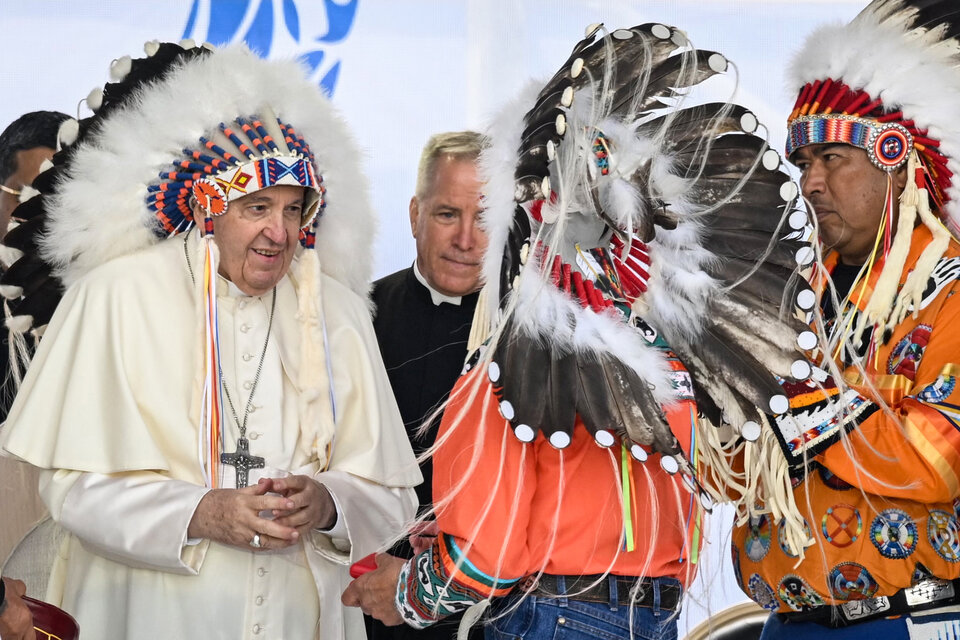 El Papa saludaa líderes indígenas en Alberta, Canadá, en julio de 2022. (Fuente: AFP)