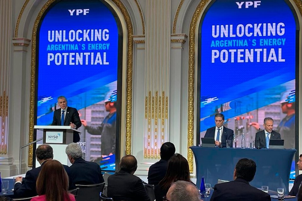 El presidente de YPF, Pablo González, presentó las novedades ante inversores. 