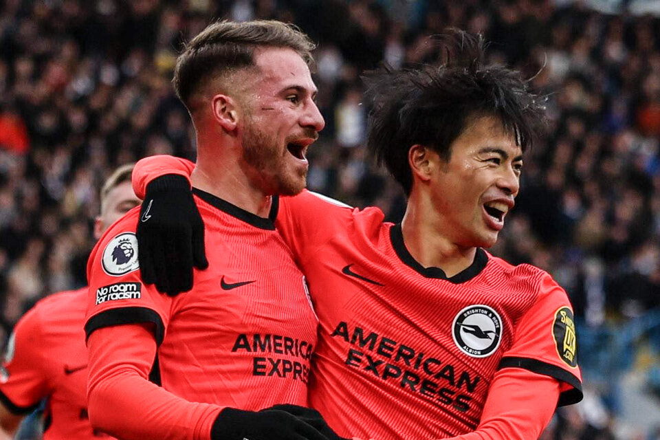 Mac Allister festeja su gol en Brighton con el japonés Mitoma
