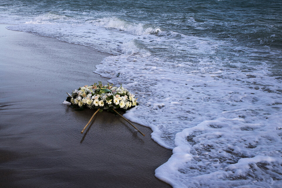 Ofrenda floral en Calabria pra conmemorar alos naufragos. (Fuente: AFP)