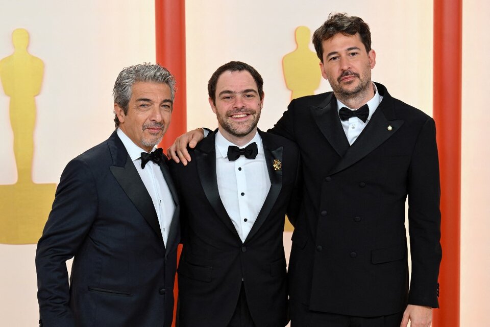 Ricardo Darín, Peter Lanzani, y Santiago Mitre posaron en la "alfombra champagne" en el Dolby Theater de Hollywood. (Fuente: AFP)