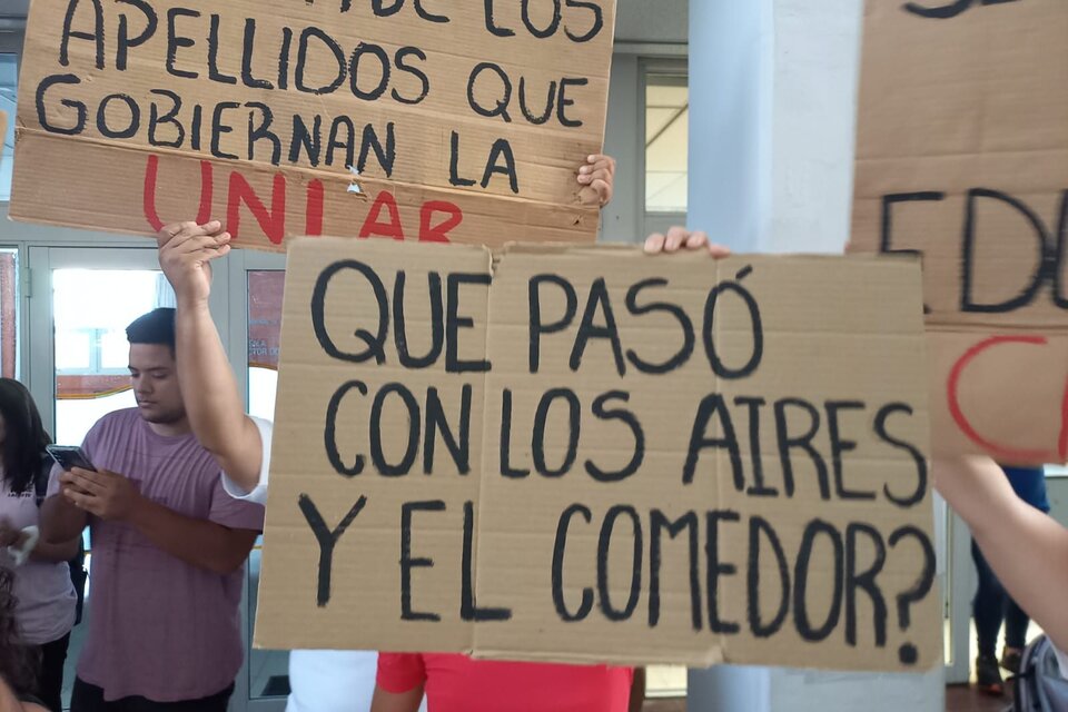 Estudiantes y docentes protestaron por las condiciones edilicias de la UNLaR