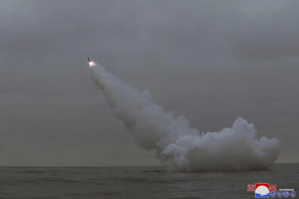 El domingo por la mañana, el aislado país comunista disparó dos "misiles de crucero estratégicos" desde un submarino. (STR / KCNA VIA KNS / AFP)