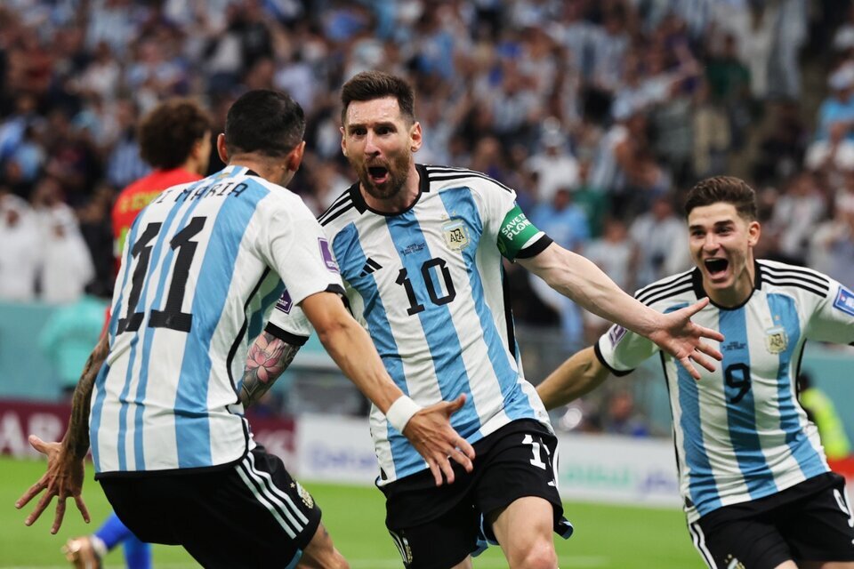 Messi festeja con Di María su gol vs México. Julián Álvarez los corre para unirse a ellos. 
