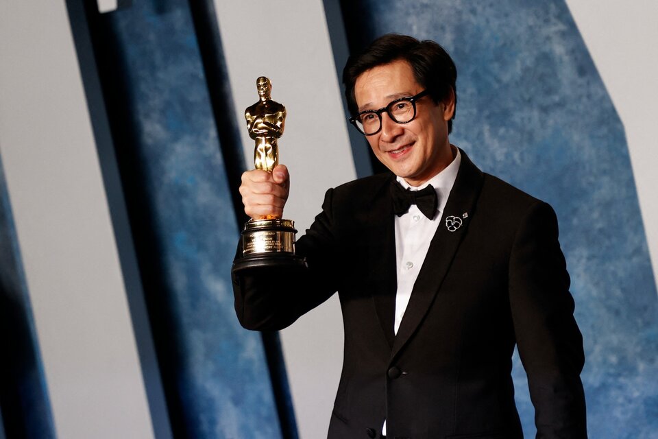 Quan con el Oscar que ganó por "Todo en todas partes al mismo tiempo".  (Fuente: AFP)