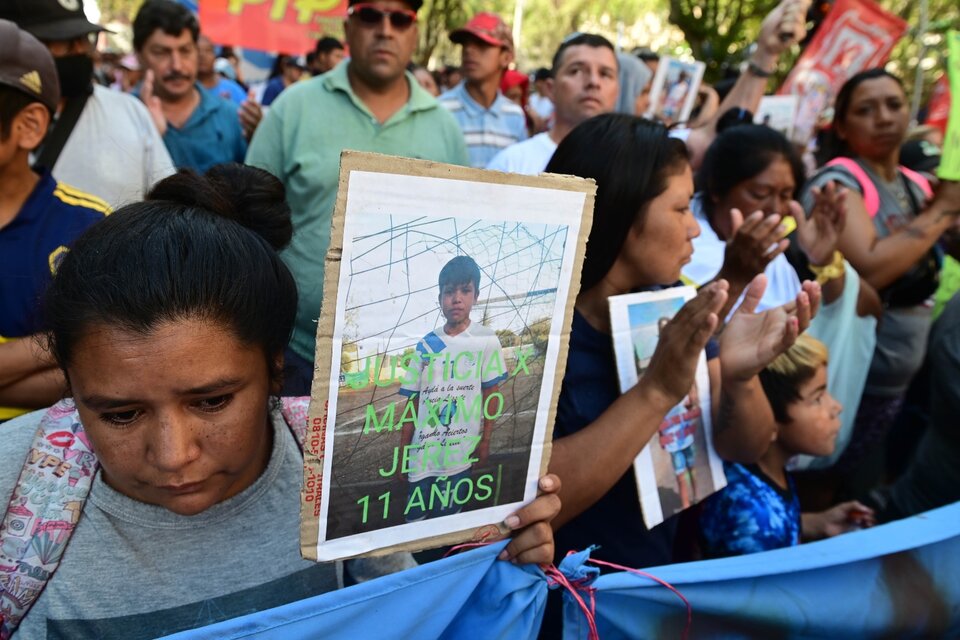 Familiares y vecinos marcharon el viernes reclamando justicia para Maxi. (Fuente: Sebastián Granata)