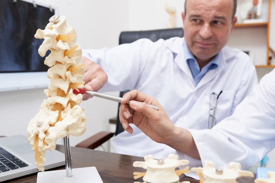 La hernia de disco lumbar es una dolencia que afecta a la parte baja de la espalda.