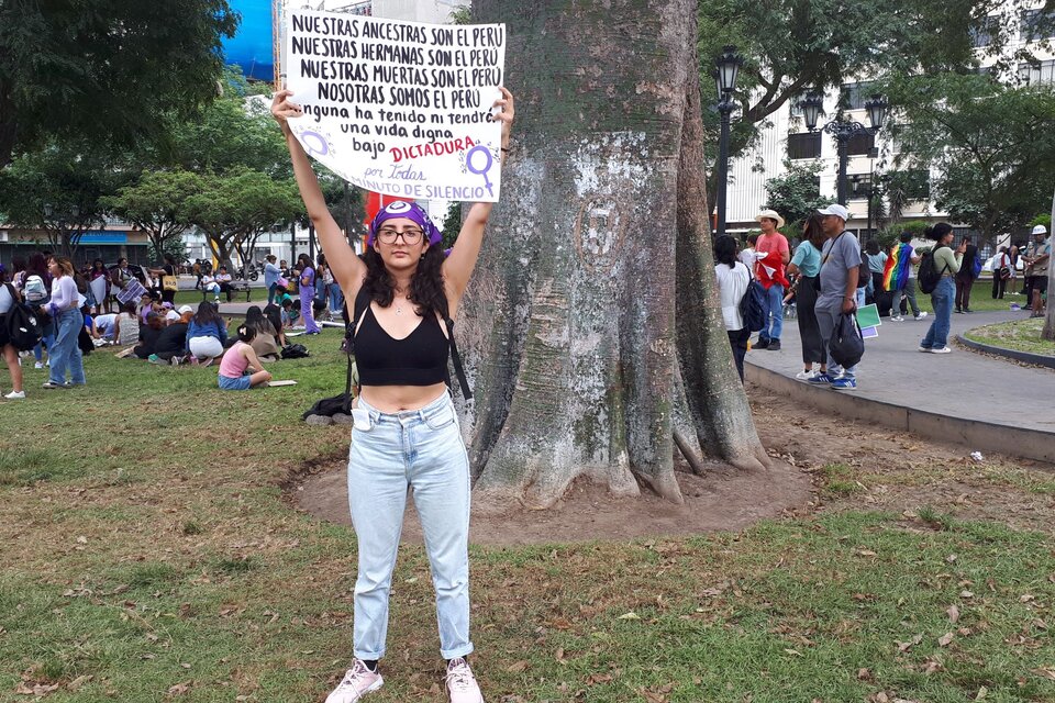 Una mujer levanta un cartel el 11 de marzo, cuando se marchó en Lima por el Día internacional de las mujeres trabajadoras. (Fuente: fotografía colaborativa de la delegación plurinacional feminista)
