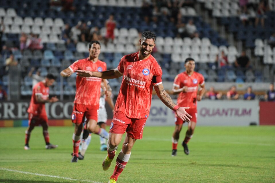 Avalos celebra uno de sus dos goles ante Armenio (Fuente: Télam)