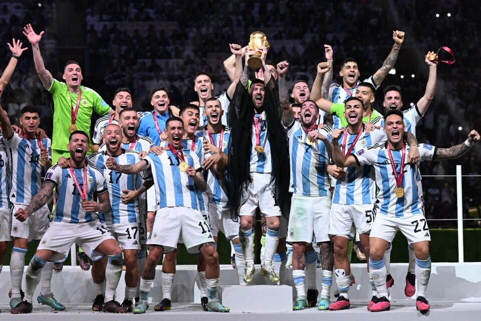 Messi y compañía levantan el trofeo. A pesar de haberlo conseguido, tendrá que disputar las Eliminatorias 2026 (Foto: AFP).