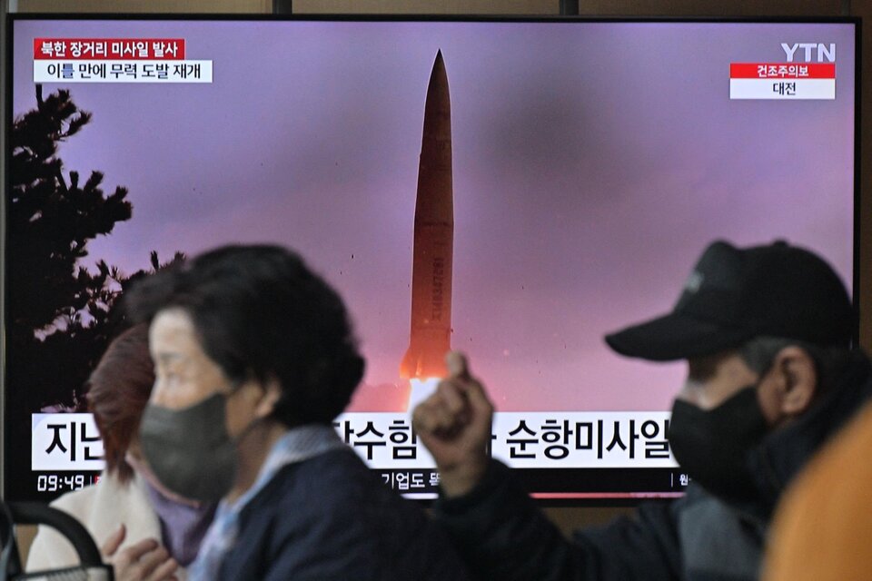 La televisión surcoreana muestra el lanzamiento del misil balístico intercontinental (Foto: AFP).