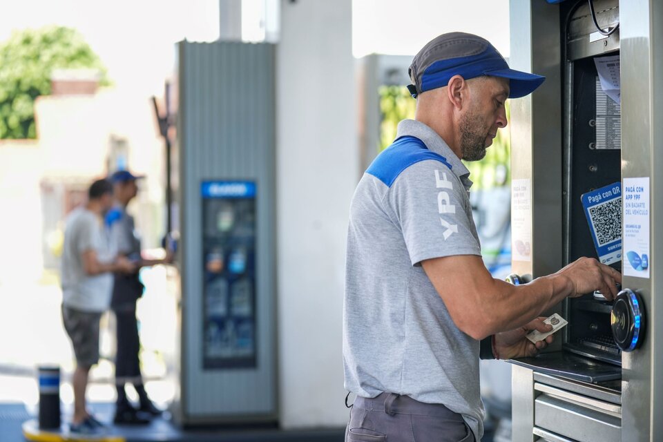 El litro de nafta súper, en estaciones de servicio YPF en la Ciudad de Buenos Aires costará $169,30 (Foto: NA).
