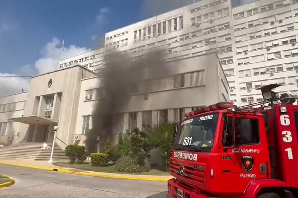 Se incendió el subsuelo del Hospital Militar Central por un desperfecto eléctrico. Imagen: captura de video @DayLombardi. 