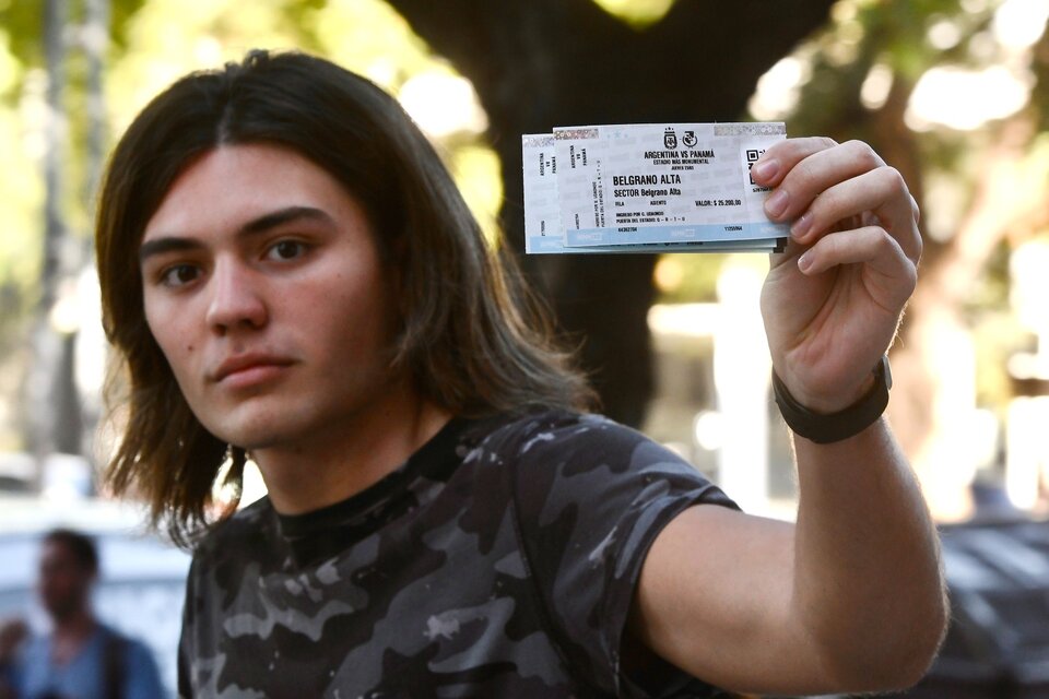 Un hincha de la Selección con sus tickets en mano. (Fuente: Télam)