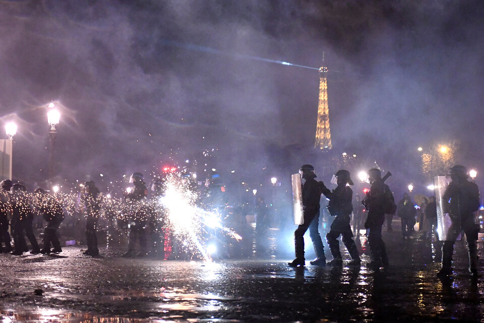 Manifestantes disparan bengalas a policias cerca de la Torre Eiffel.  (Fuente: AFP)