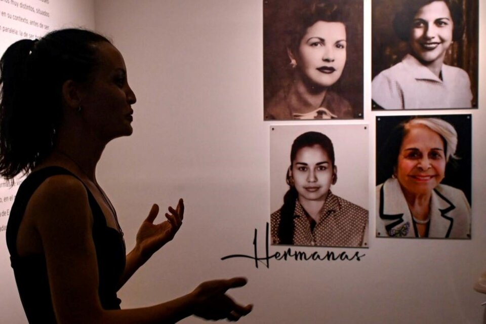 "Hermanas" la muestra que rescata la biografía de las tres hermanas Mirabal asesinadas por ser mujeres y opositoras al régimen de Trujillo en República Dominicana, en 1960 (Foto: Télam).