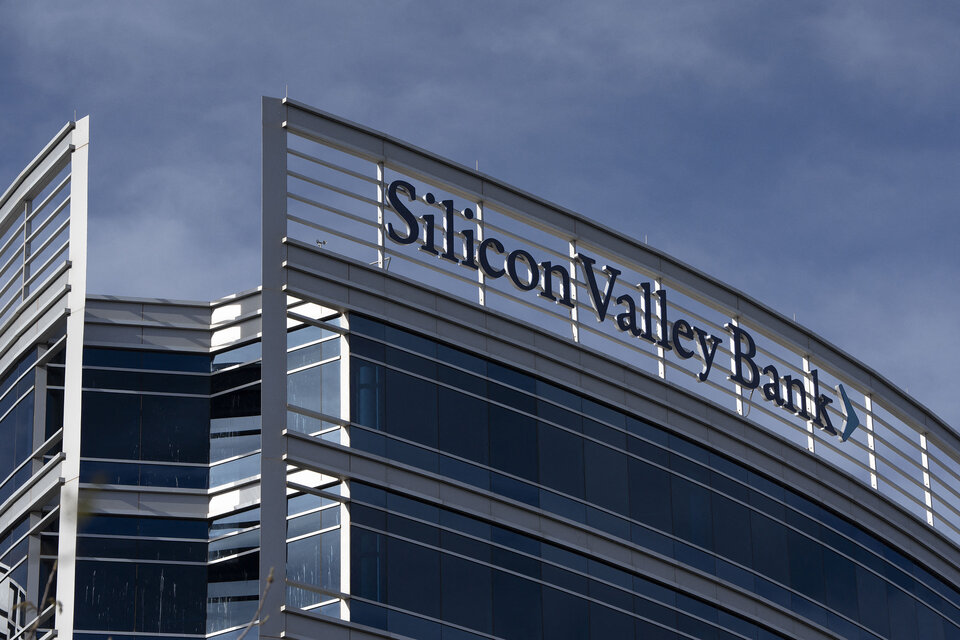 ¿Cómo cayó el Silicon Valley Bank, socio de las empresas más redituables del mundo?  (Fuente: AFP)