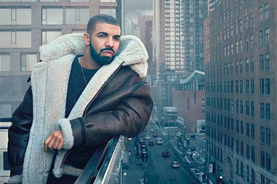 El rapero Drake generó polémica por cancelar el streaming de su presentación en el Lollapalooza 2023, minutos antes de subir al escenario. 