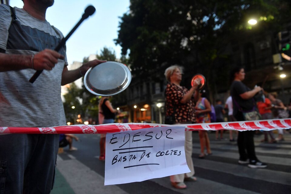 Vecinos de distintos barrios porteños salieron a la calle para protestar contra los cortes de luz, como en Almagro, en Corrientes y Billinghurst. (Fuente: Télam)